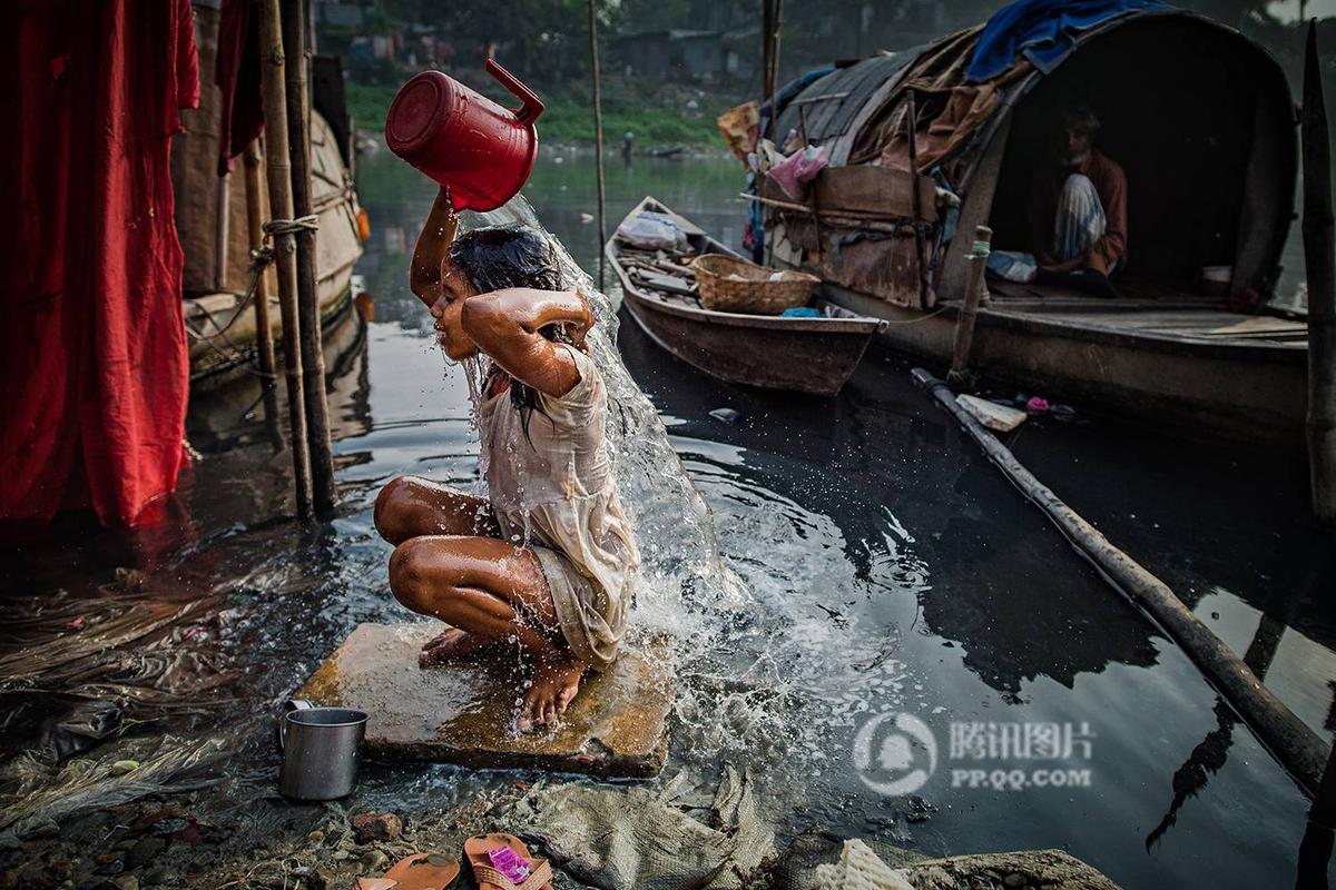 孟加拉孩子的童年垃圾堆里捡东西教堂边祈祷