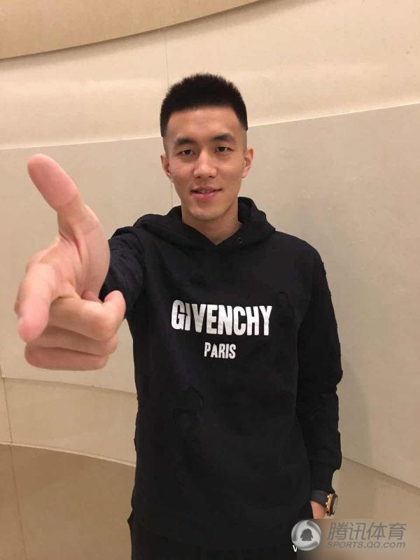 郭艾伦晒照助威阿联 贴心提醒多穿衣多吃肉