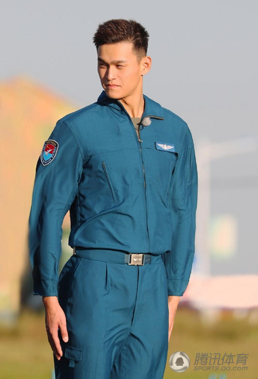 帅出新高度孙杨穿飞行服上演制服诱惑图