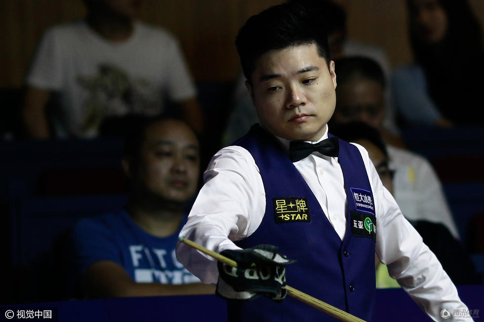 丁俊晖在擦球杆