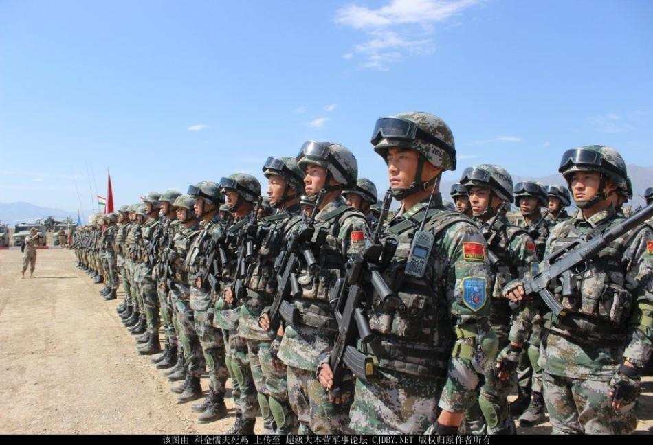 组图:解放军新型95改型突击步枪亮相和平使命演习