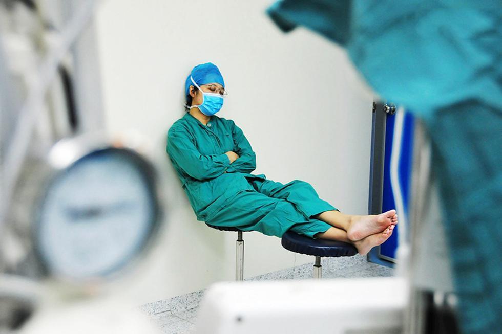 怀孕7个月护士跪地托举半小时 术后累瘫在地上