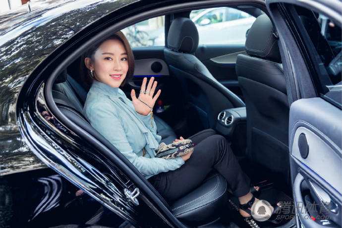 高清:潘晓婷豪车看秀 与卡戴珊姐妹同场竞美