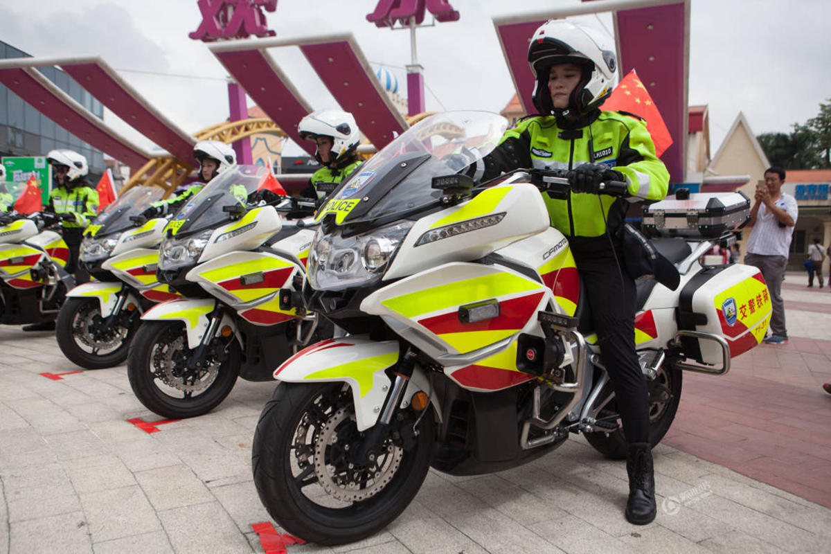 深圳交警首批女铁骑当街玩"快闪" - acfun弹幕视频网 - 认真你就输啦