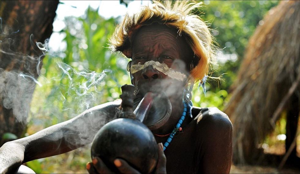 图为一名年老的苏里部落女性在抽烟斗