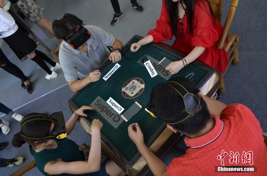 打麻将不用牌!市民头戴vr眼镜隔空麻将大战 _体育_腾讯网