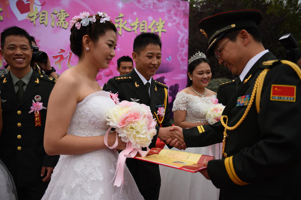 一场令人铭记一生的解放军集体婚礼