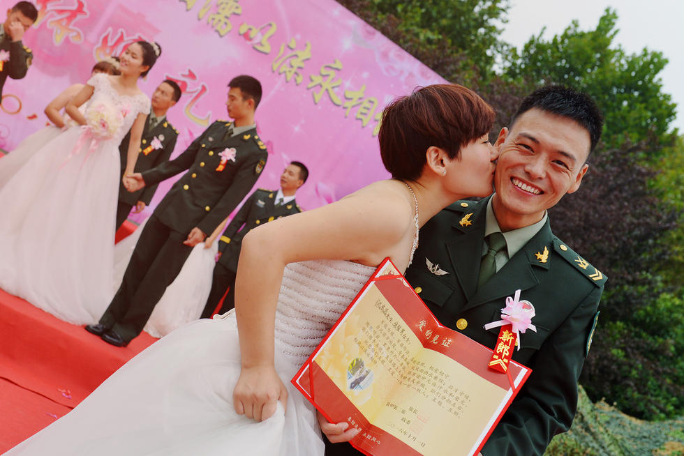 一场令人铭记一生的解放军集体婚礼