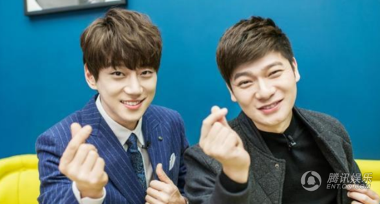 永远都在比心,黄致列你拍照能不能走点心!