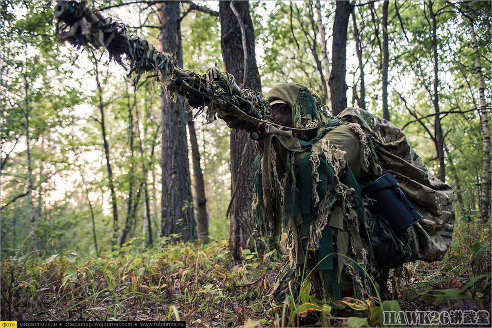 俄特种部队狙击手实战训练伪装融入背景
