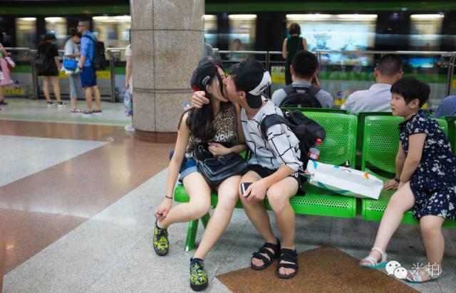 4年间他拍遍了在上海地铁上接吻的男男女女