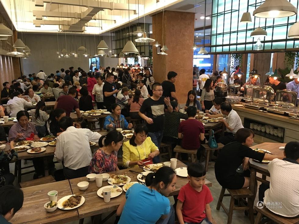 安徽铜陵一餐厅开业免费吃引市民哄抢浪费严重图