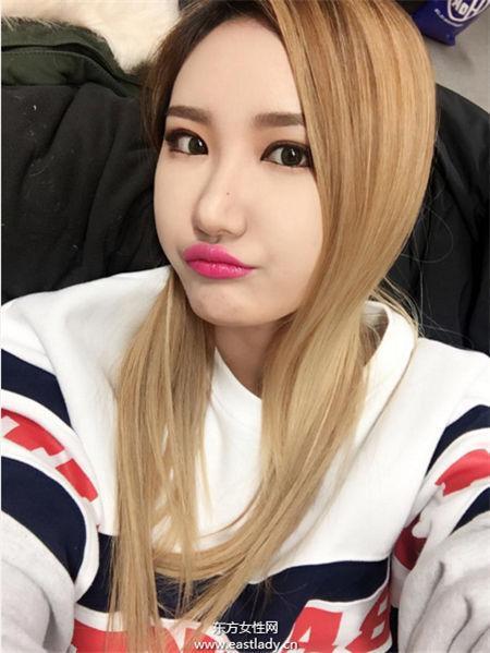 2,exid le.le在exid新曲mv《hot pink》中,以一头闪亮的金发亮相.