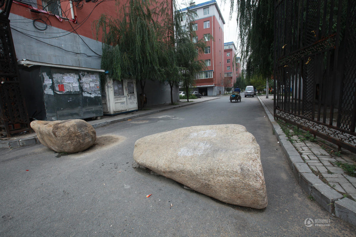 小区大门被景观石挡住.守辰/视觉中国 文章链接:http://news.qq.