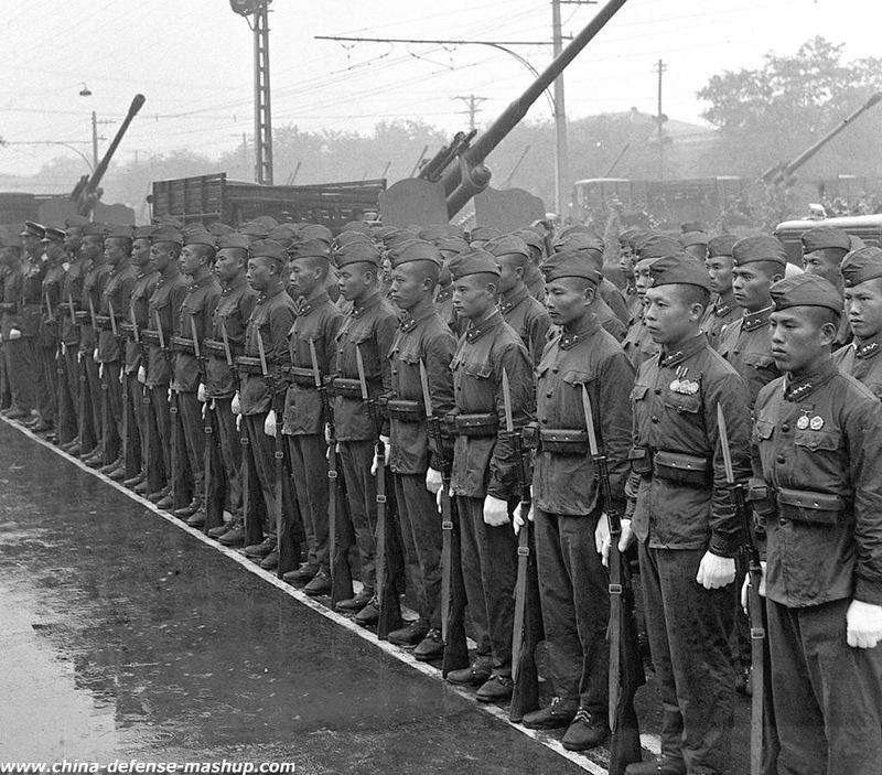 组图:1956年国庆阅兵 唯一一次雨中大阅兵
