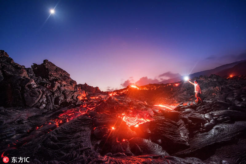 摄影师镜头捕捉岩浆与银河完美同框