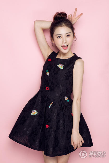 高清:王嵛曝萌系俏皮写真 甜蜜少女气息满屏