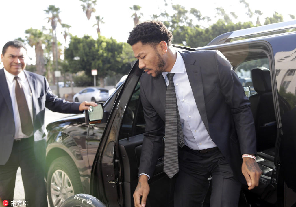 组图罗斯因性侵案继续出庭西装革履愁眉未展