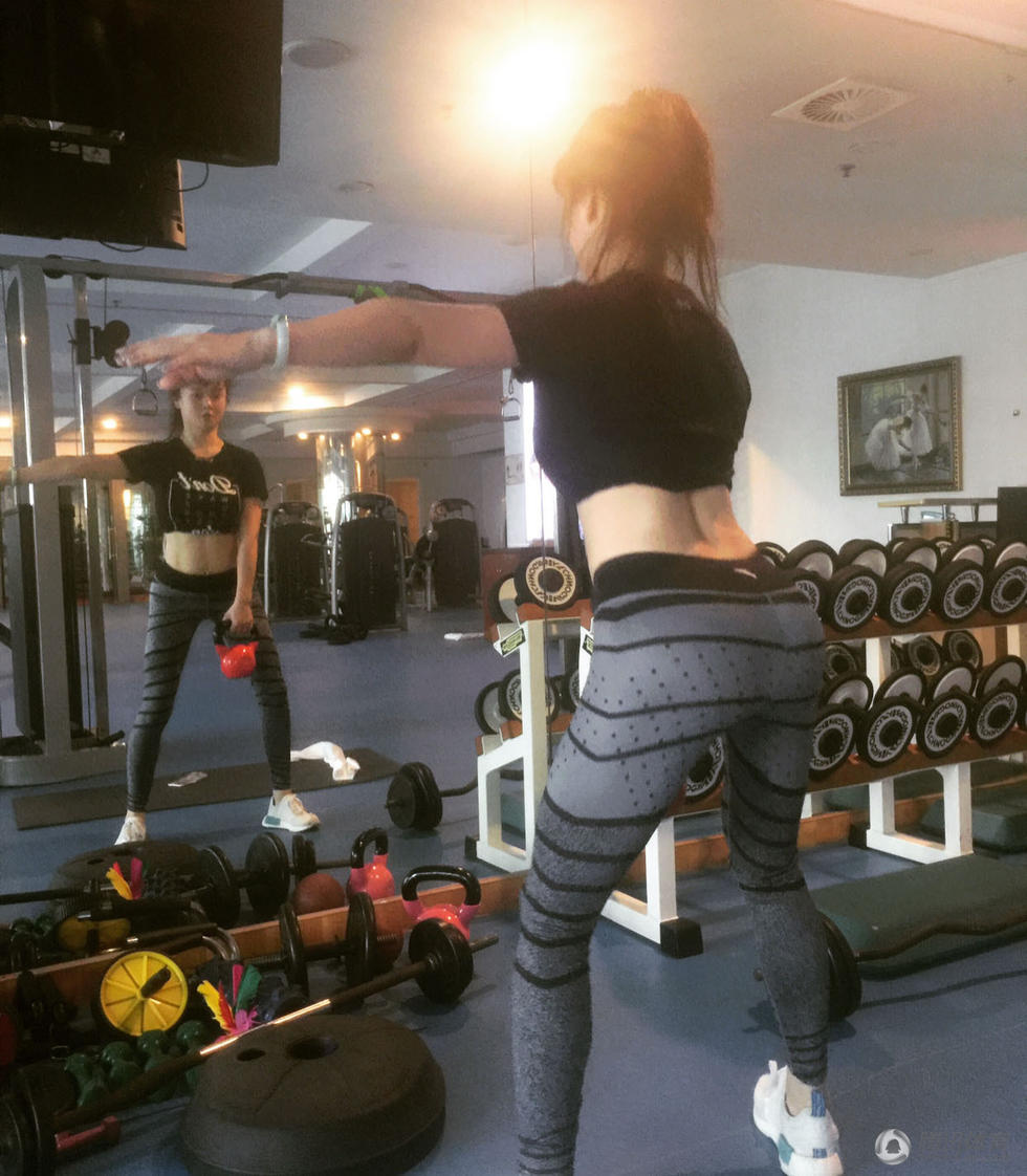 组图性感人妻冉莹颖又健身翘臀是这么炼成的