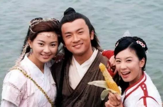 张无忌的幸福生活,啃着玉米,抱着美人,只是,周芷若呢?