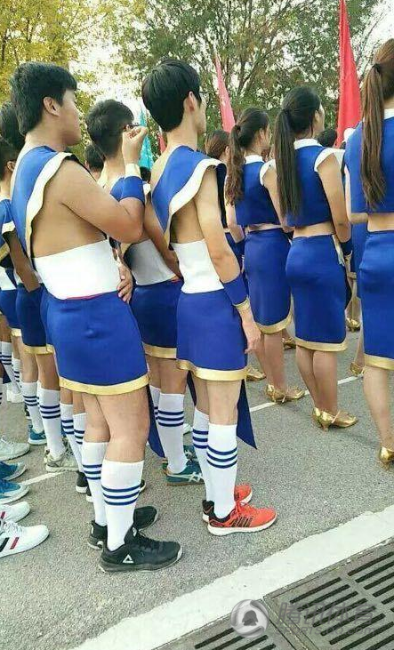 辣眼睛校运会男生短裙露肩 性感程度不输女生