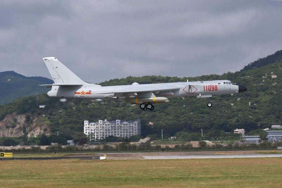 了1-2架轰-6k原型机,这种轰炸机可以携带6枚射程不小于2000公里的cj10