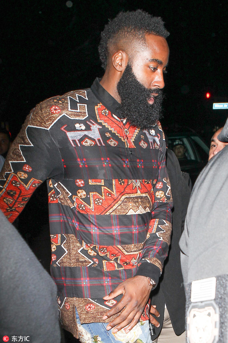 组图哈登变回夜店登身着花衬衫现身夜总会