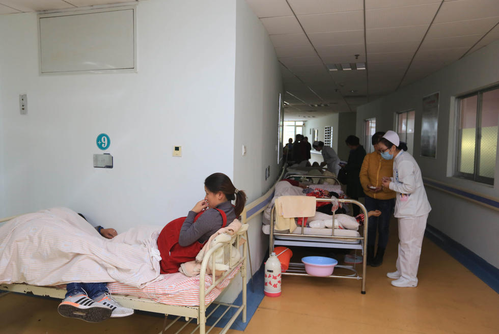 在襄阳市第一人民医院产科,门诊天天爆满,住院部床位加满病房走廊,来