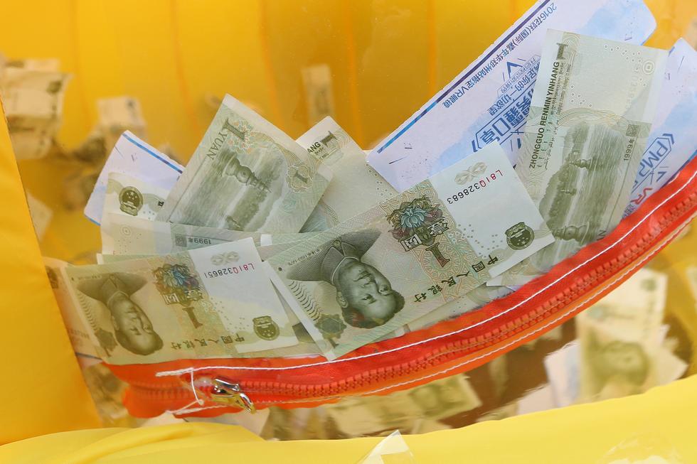 郑州街头现"抓钱机" 全是一元纸币