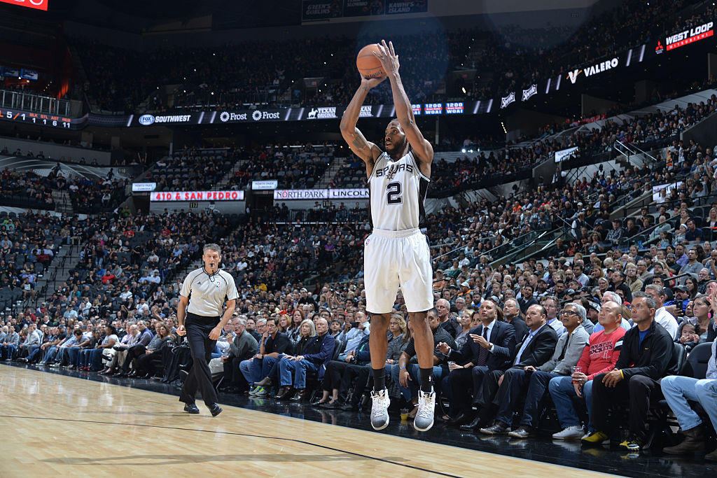 组图火箭力克马刺莱昂纳德杀入禁区高难度抛投