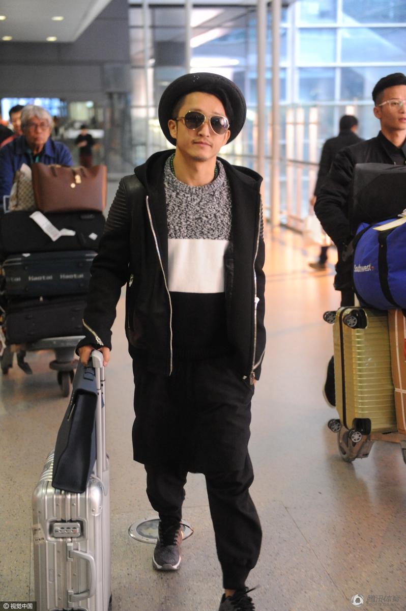 高清邹市明现身上海机场身着潮装直面镜头