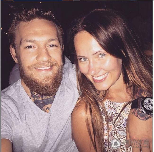 组图:ufc嘴炮天王也柔情 性感女王不离不弃