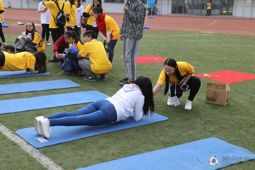 组图:大学庆校庆办马拉松 女生pk平板支撑