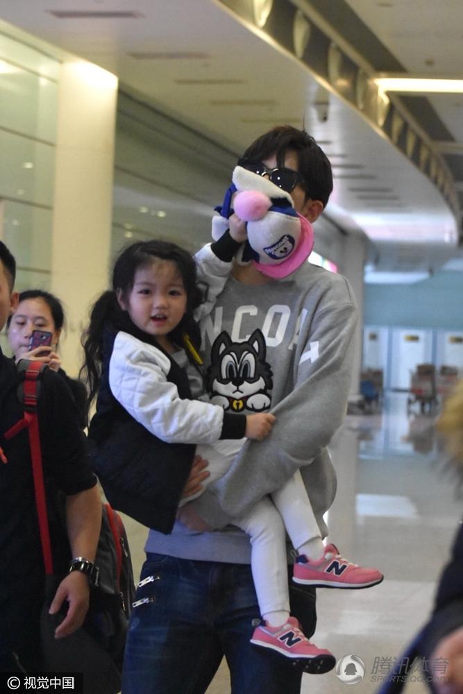 董力带"女儿"抵达南昌 "父女"感情好遭质疑