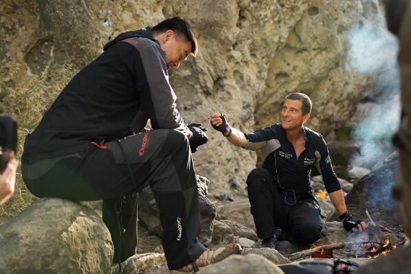 姚明与贝尔野外生存照曝光 贝爷逼迫大姚吃虫