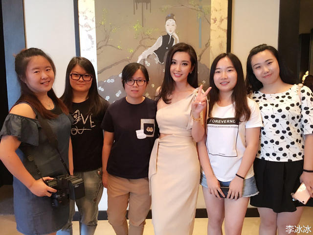 组图:李冰冰感恩节发长文 晒多年来与粉丝合照