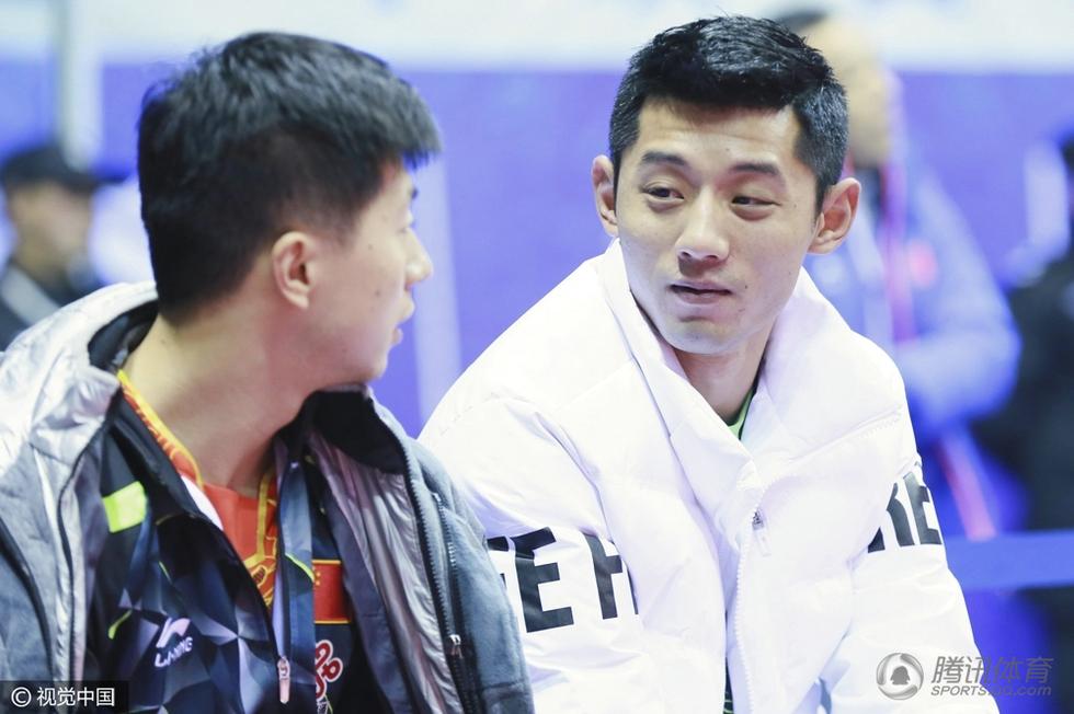 组图:"秀恩爱"!张继科马龙场边热聊玩自拍