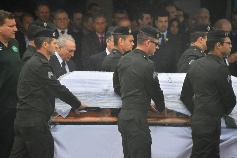 众球迷冒雨参加沙佩科球员葬礼 巴西总统出席--地球人网