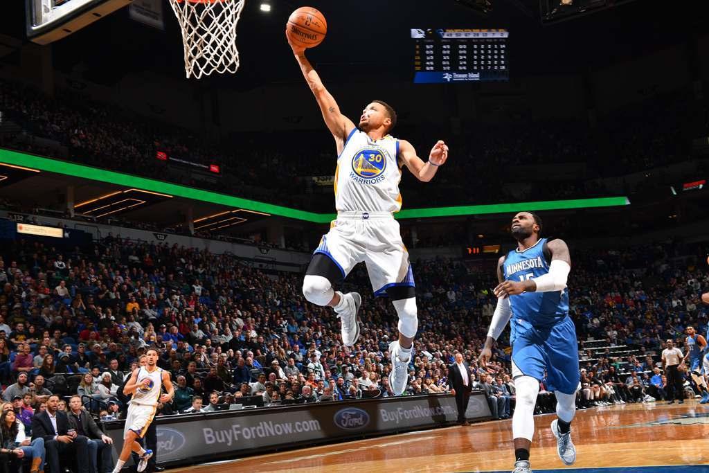 组图:勇士胜森林狼 库里闪电突袭献写意上篮