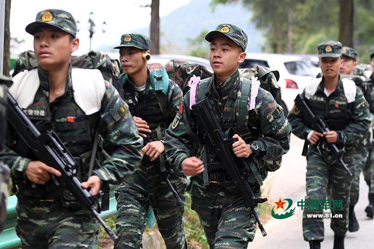 組圖:山中猛虎,水中蛟龍!武警特戰隊員多種地域挑戰極限