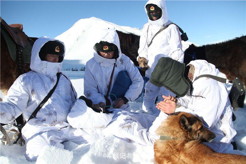 组图:踏着过膝深的大雪,向界碑进发