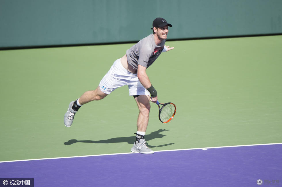 高清:穆雷获奖不忘训练 赤裸上身秀性感肌肉