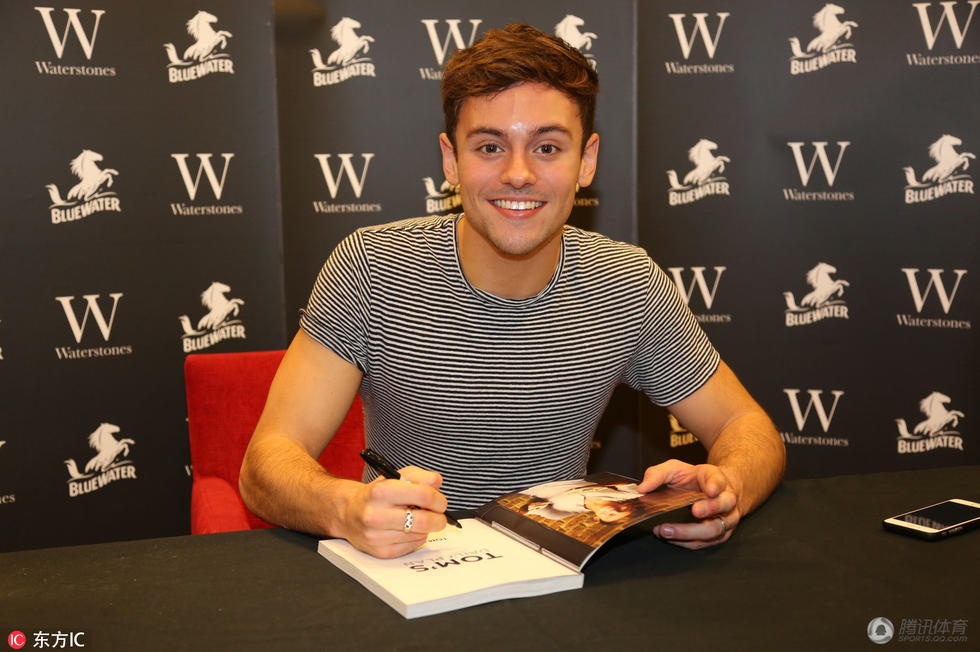 1/5近日,英国肯特,英国跳水小鲜肉汤姆-戴利出席新书签售会,休闲短袖