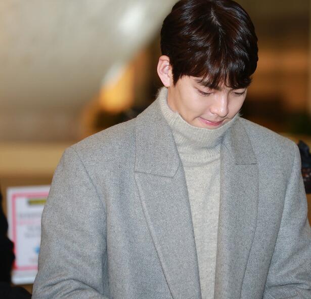 低头前行的金宇彬.