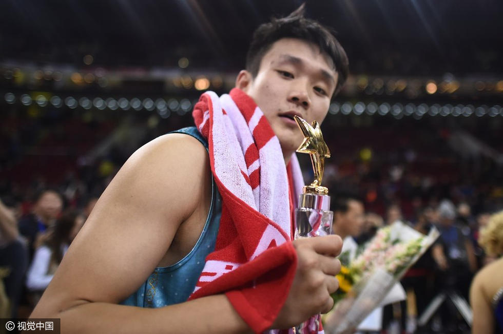 高清:cba全明星颁奖 小丁捧mvp奖杯意气风发