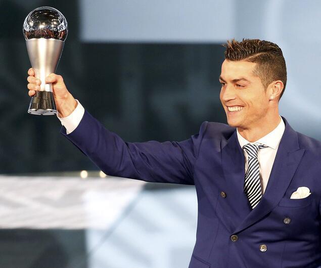高清:c罗蓝西装领奖 高举 亲吻奖杯难掩喜悦_体育_腾讯网