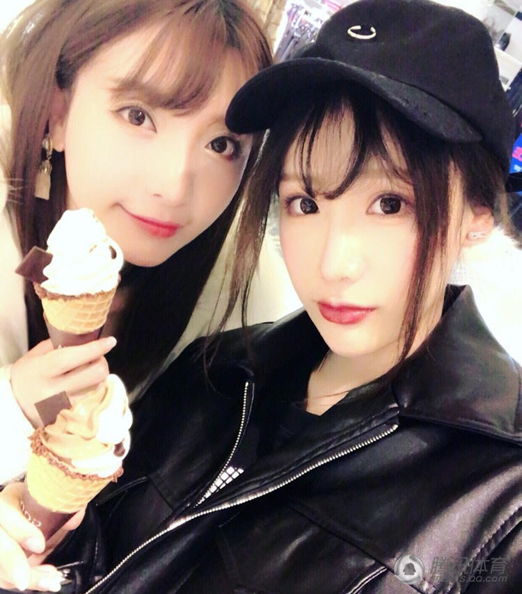 高清:申花悍将娇妻晒性感孕照 与闺蜜玩自拍