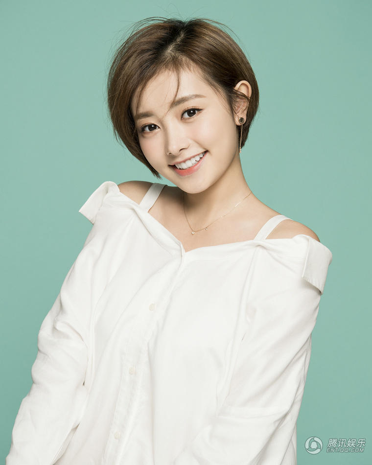 高清:吴昱瑶单衣上阵拍写真 美丽"冻"人