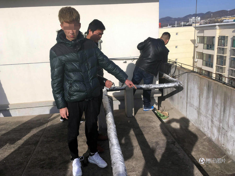 1/6 1月13日上午,陕西商洛,屈某(黄发者)在指认现场,他所指的楼顶处