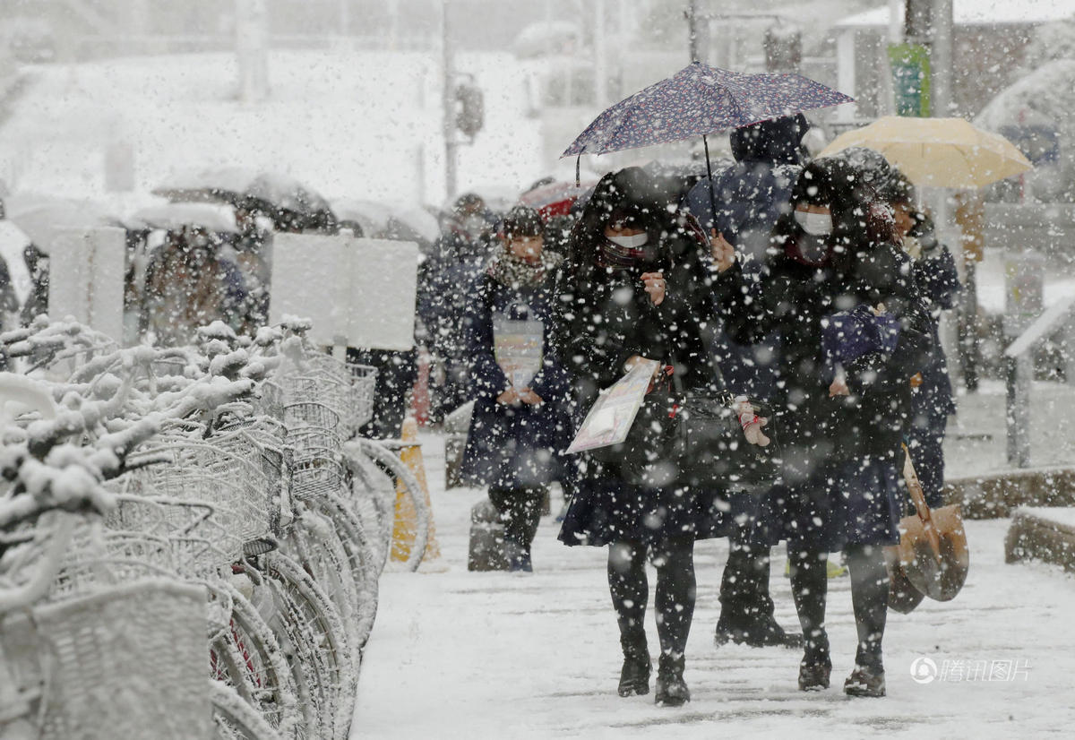 日本多地暴雪最厚超2米 女孩光腿出行